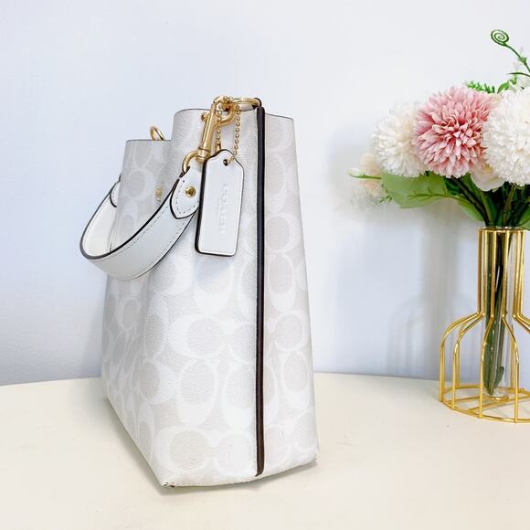 Coach CA582 Mollie Bucket Bag 22 In Signature Canvas In Gold/Chalk/Glacierwhite - Picture 4 of 8